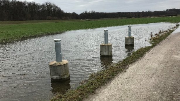 Drei Grundwasserpegel, die sich im Bereich einer mit Druckwasser überfluteten Geländesenke befinden. 
