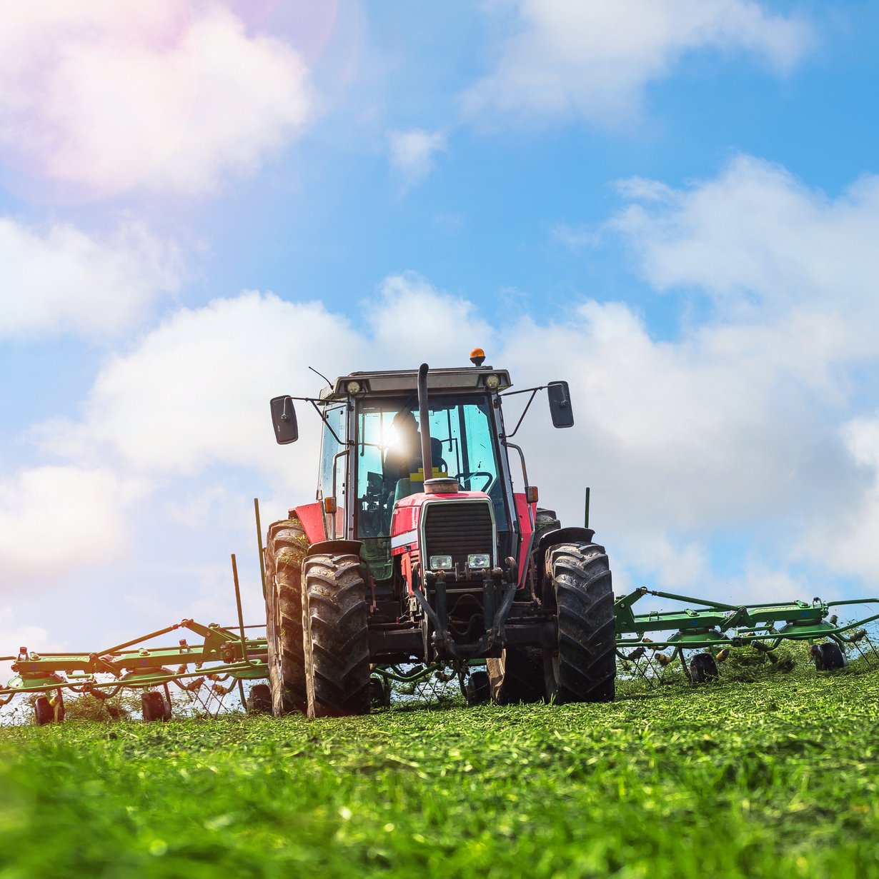 Traktor bei der Feldarbeit