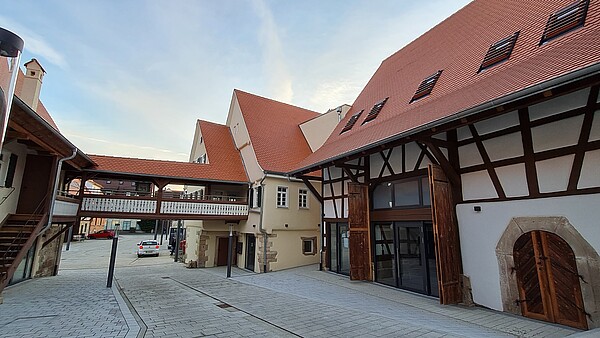 Gemeindebücherei OchsoTHEK Walddorfhäslach - von außen - vom Rathaus kommend