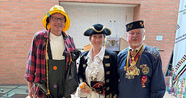 Das Foto zeigt Regierungspräsident Klaus Tappeser, Ministerin Dr. Nicole Hoffmeister-Kraut, Roland Wehrle im Foyer des RP Tübingen beim Narrenempfang 2025