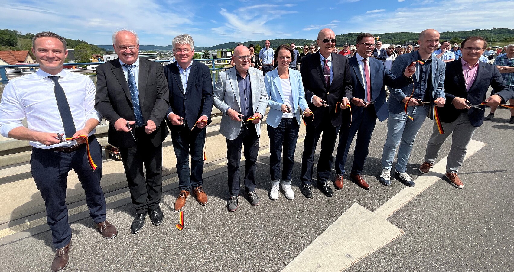 Gruppenbild von der Freigabe der B 29 zwischen Essingen und Aalen beim Durchschneiden eines Absperrbandes