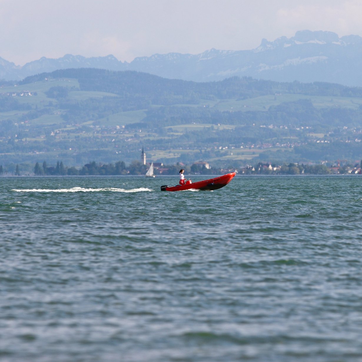 Rettungsboot auf dem Bodensee, im Vordergurnd eine Boje