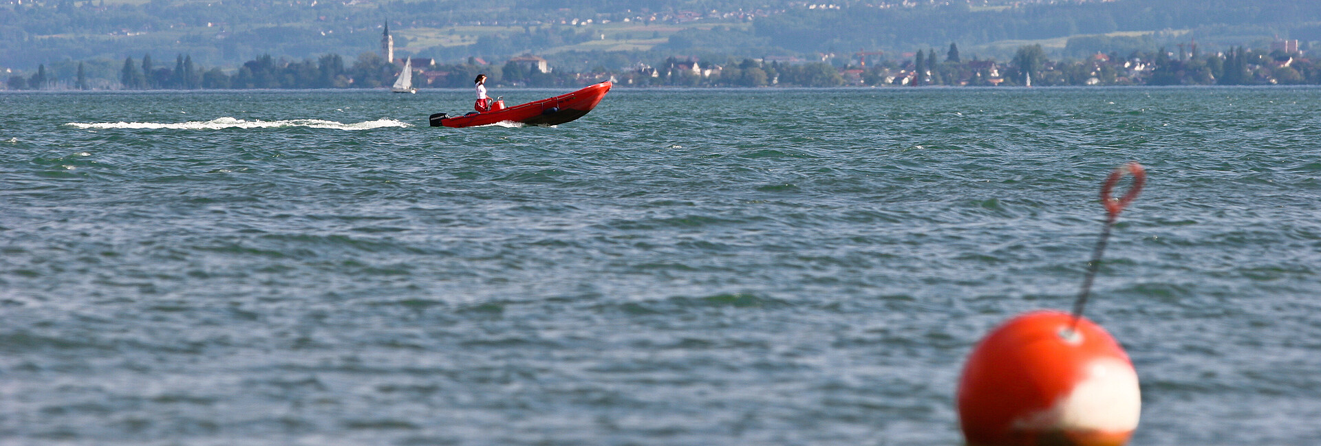 Rettungsboot auf dem Bodensee, im Vordergurnd eine Boje