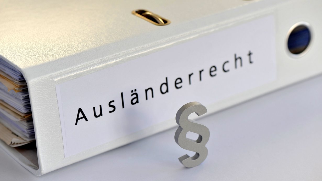 Ordner mit Beschriftung Ausländerrecht, davor Paragraphenzeichen