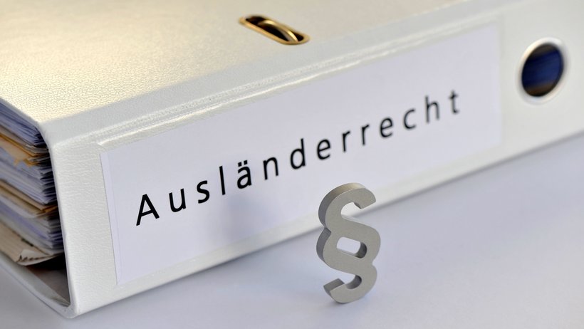 Ordner mit Beschriftung Ausländerrecht, davor Paragraphenzeichen