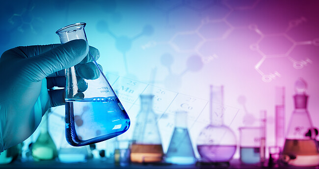 Forschung und Innovation - Becherglas mit Formel im Labor