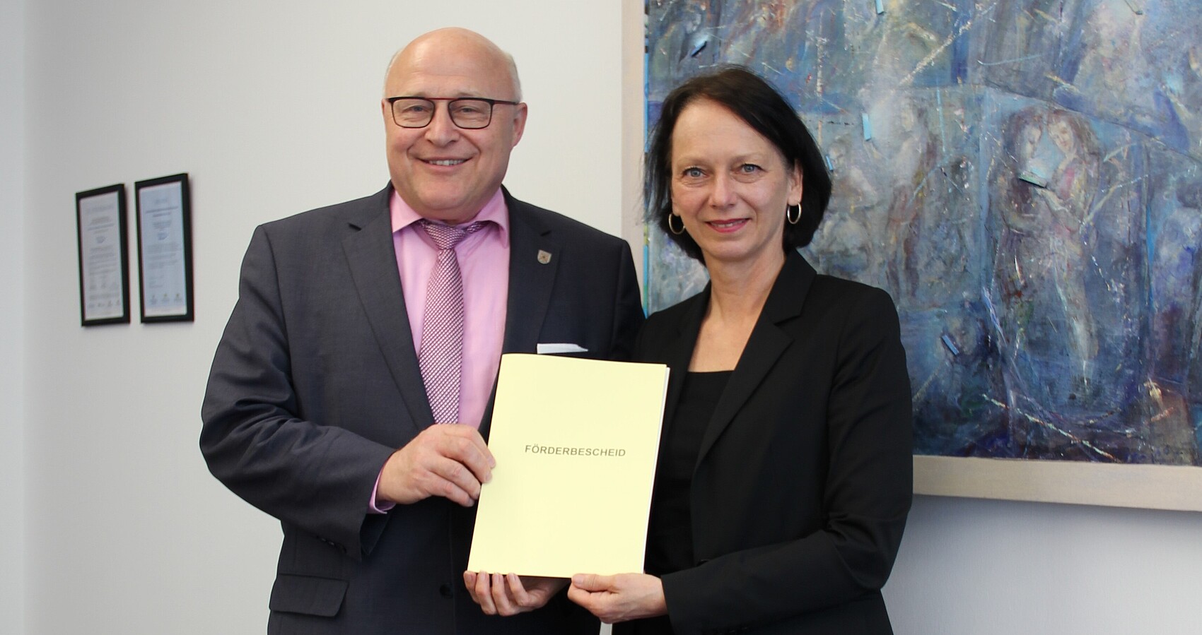 Bild zeigt Regierungspräsidentin Susanne Bay bei der Übergabe des Förderbescheids an Oberbürgermeister Udo Glatthaar