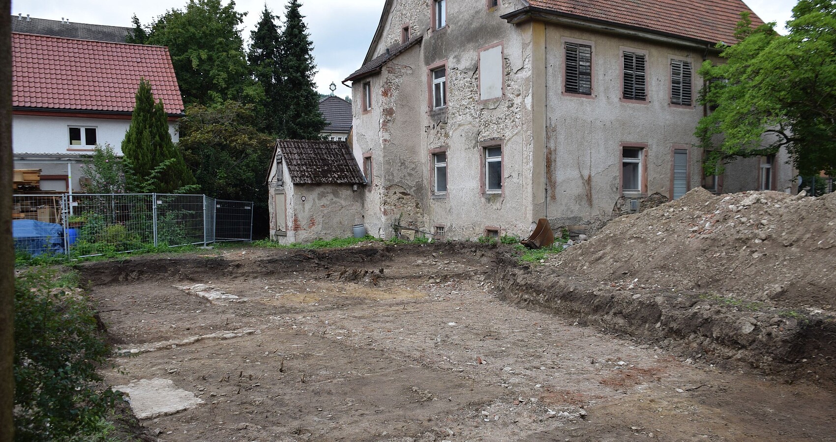 Bild zeigt die Ausgrabungsstätte inmitten von Häusern
