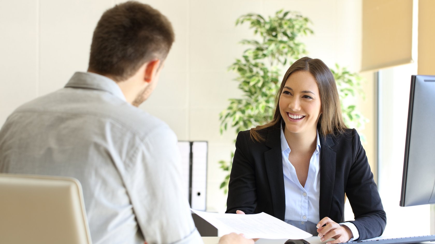 Eine Frau und ein Mann im Gespräch
