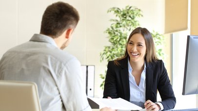 Eine Frau und ein Mann im Gespräch