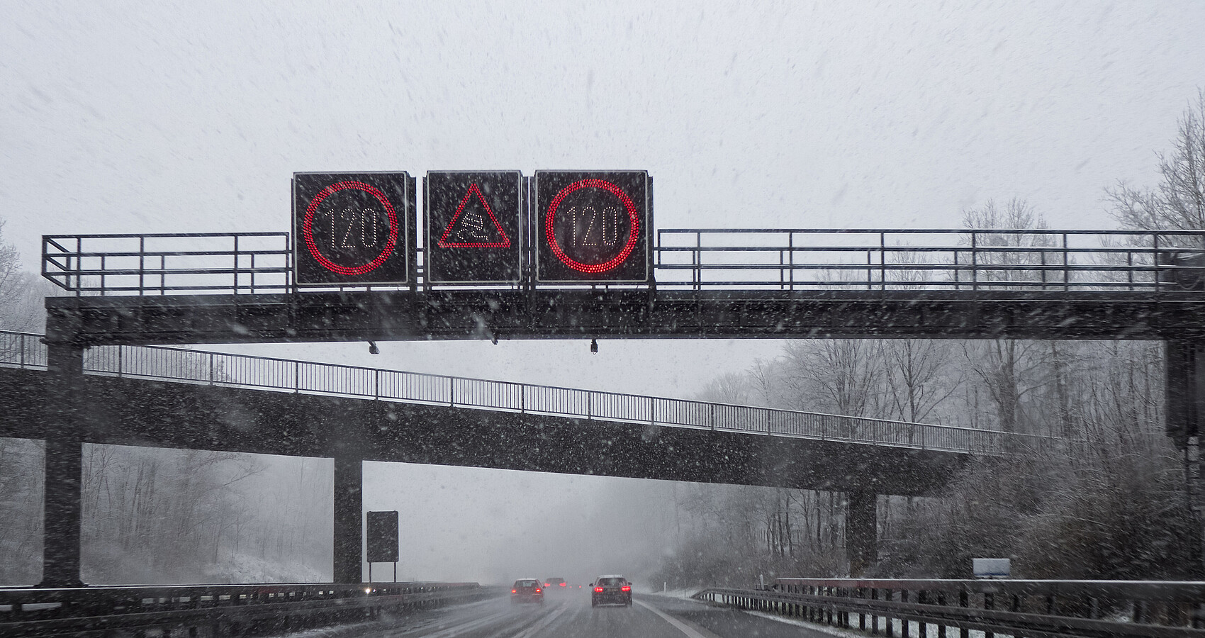 Verkehrsbeeinflussungsanlage auf der Autobahn bei verschneitem Wetter