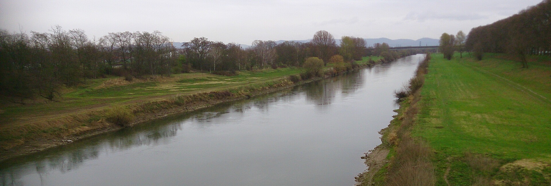 Neckar bei Neuostheim; eintönige geradlinige Uferstruktur