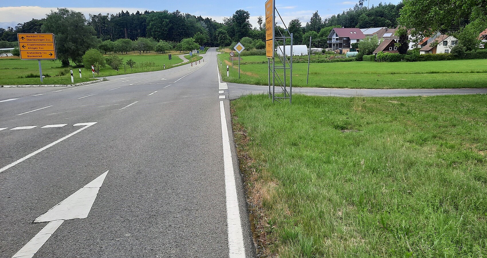 Blick auf die Kreuzung auf der L 329 bei Blankenried