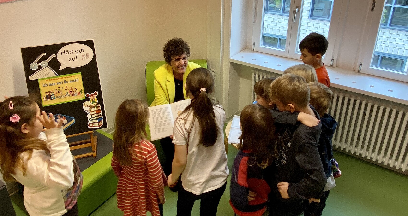 Regierungspräsidentin Sylvia M. Felder liest Grundschülerinnen und Grundschülern der Hans-Thoma-Schule in Karlsruhe im Rahmen des Bundesweiten Vorlesetags vor