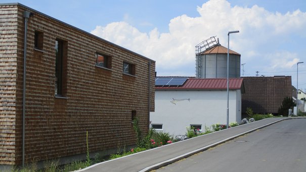 Modernes Wohnhaus zu einem landwirtschaftlichen Anwesen