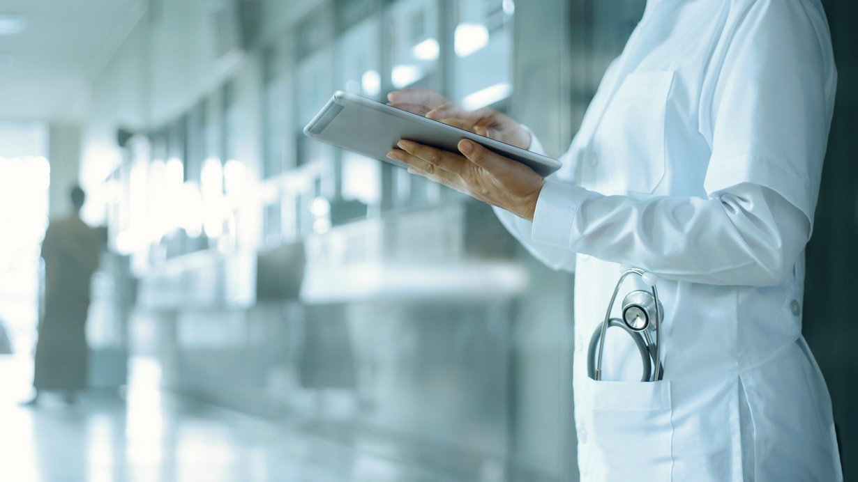 Azrt steht im Krankenhausflur