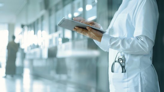 Azrt steht im Krankenhausflur