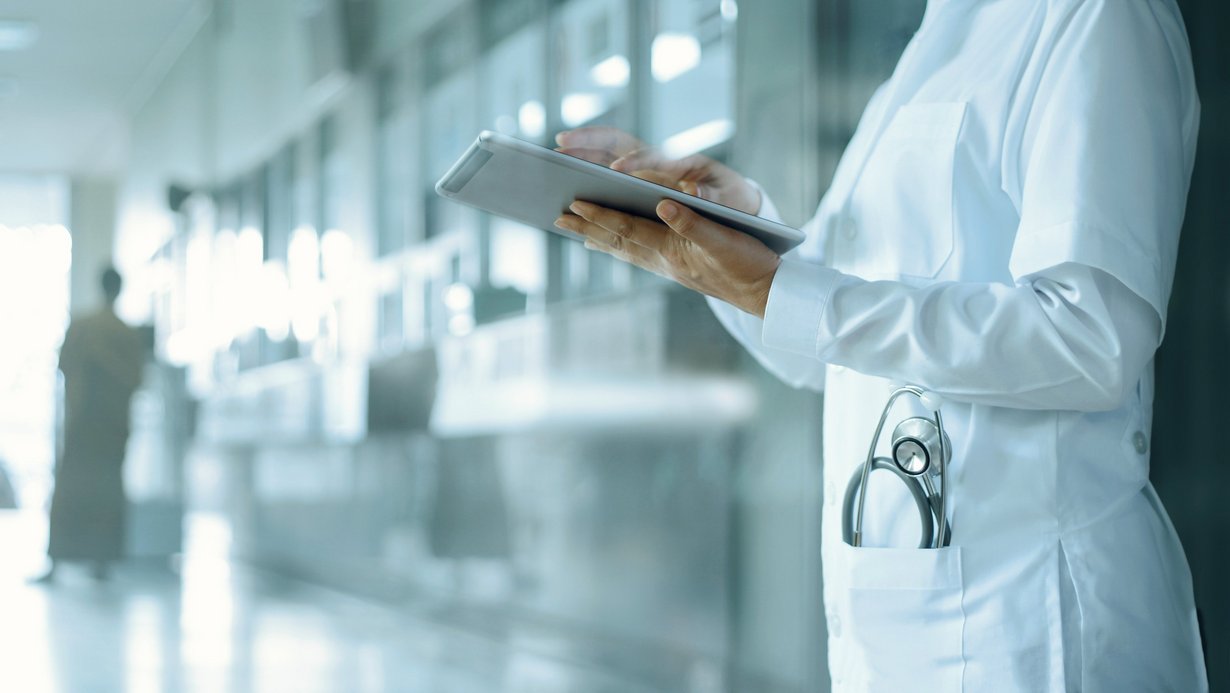 Azrt steht im Krankenhausflur