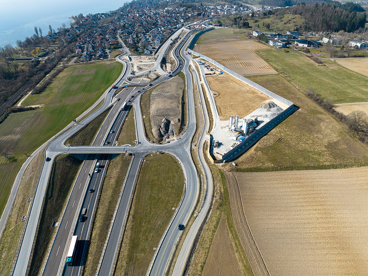 Blick Richtung Allensbach; mitte rechts: Baustelleneinrichtungsfläche; oben rechts: Kliniken Schmieder