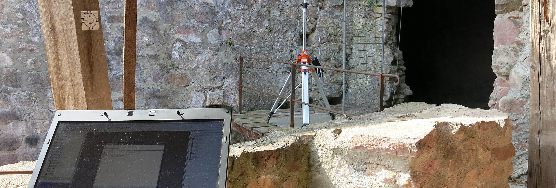 Bild zeigt den Einsatz eines terrestrischen Laserscanners in der archäologischen Denkmalpflege.