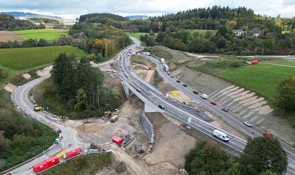 Die neue Brücke von oben. In eine RIchtung fahren schon Autos. Die Autos, die in die andere Richtung fahren, sind noch auf der anderen Strecke. 