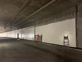 Ein Arbeiter vor einer Tunnelwand