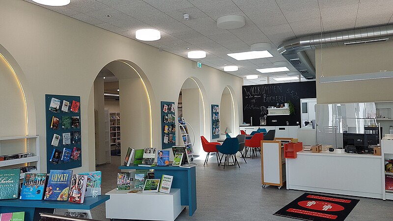 Lesecafé mit Cafébar und Sitzmöglichkeiten in der Gemeindebücherei Eningen unter Achalm
