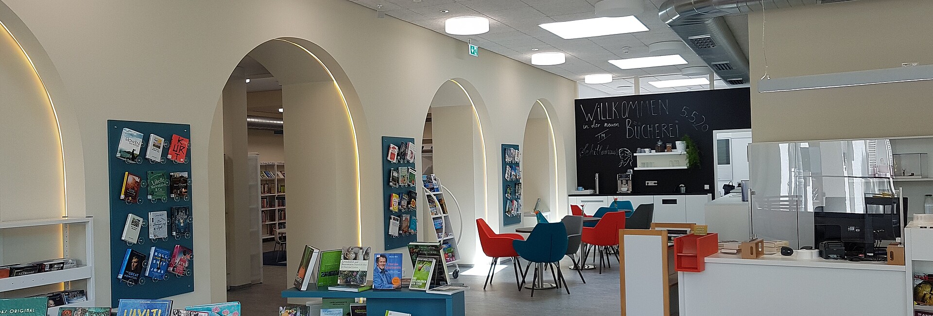 Lesecafé mit Cafébar und Sitzmöglichkeiten in der Gemeindebücherei Eningen unter Achalm