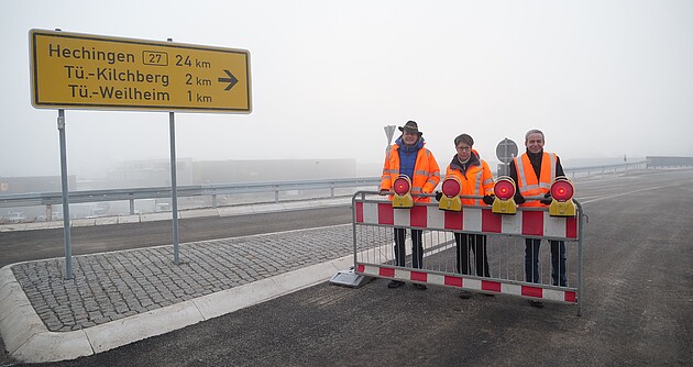 Regierungspräsident Klaus Tappeser gibt gemeinsam mit Projektleiterin Susanne Mayer und Abteilungsleiter Rainer Hölz die neue Brücke über die Bahn im Verlauf der L 370 bei Tübingen-Weilheim für den Verkehr frei
