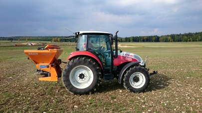 Schlepper mit Düngerstreuer