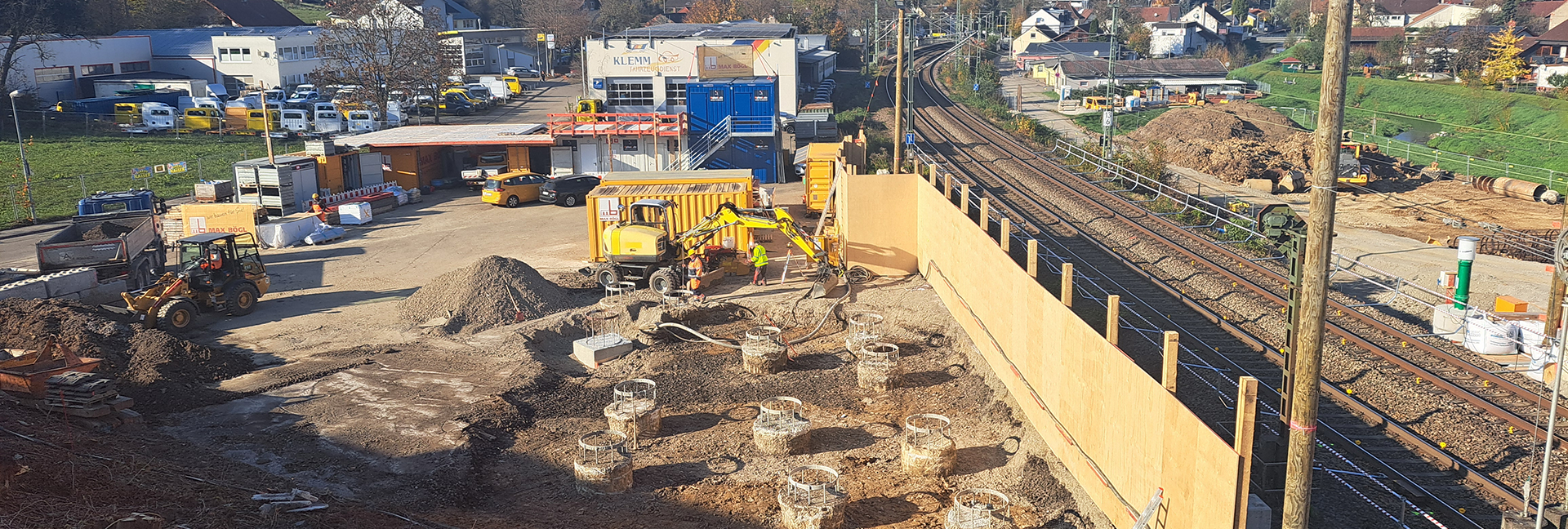 Blick Richtung Westen auf die Baustelle von der B 35 aus, Bohrpfähle in Herstelllage