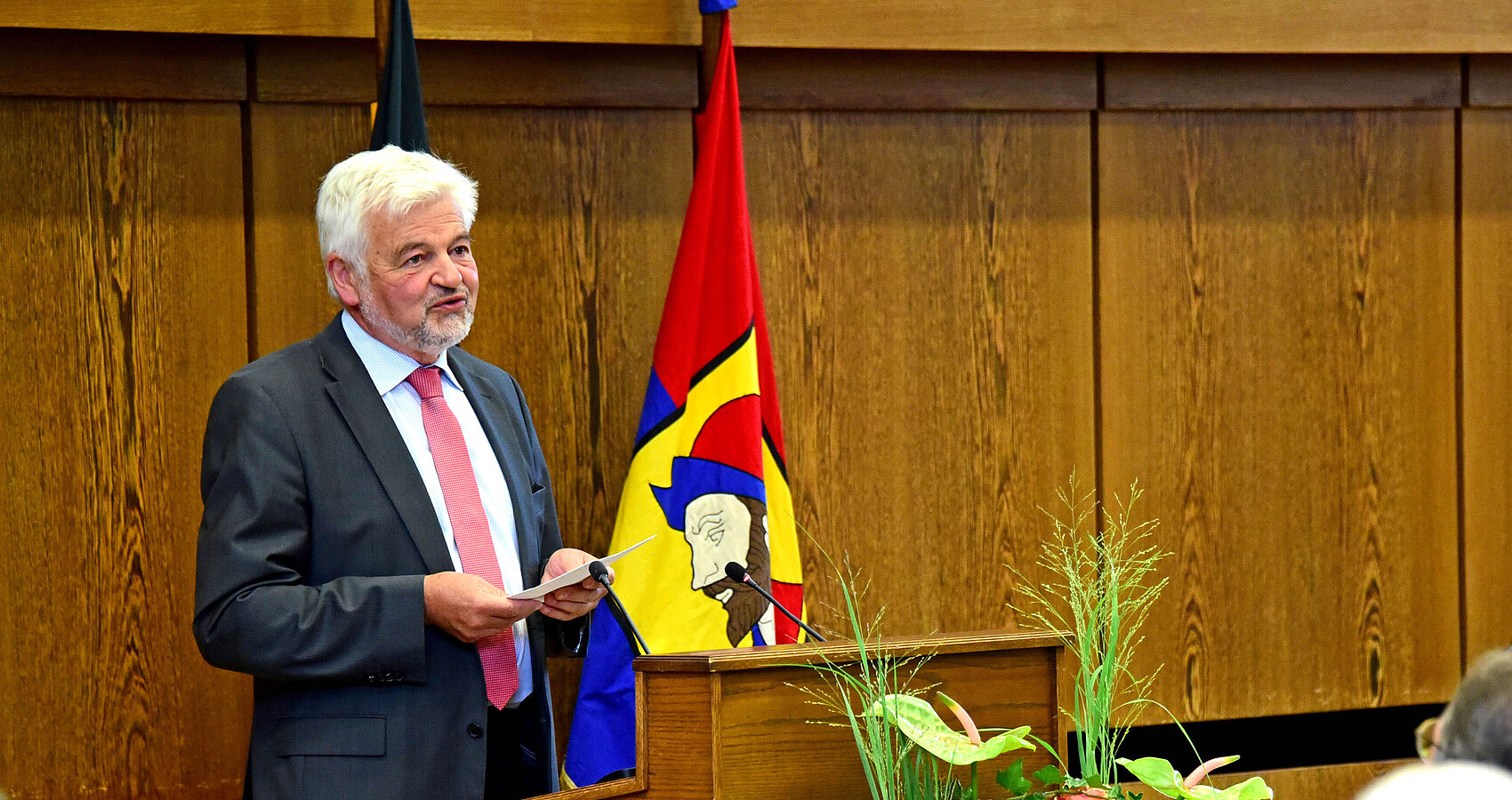 Regierungspräsident Wolfgang Reimer gratuliert Michael Salomo zu seinem Wahlsieg