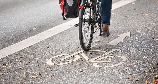 Bild zeigt einen Fahrradfahrer auf einem Radweg