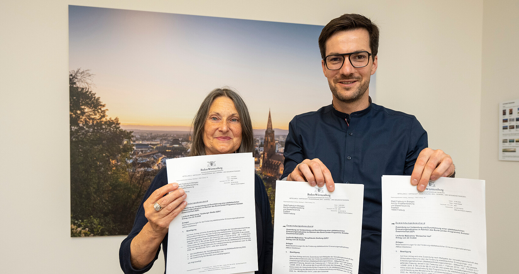 Drei Förderbescheide für die Stadtsanierung in Freiburg hat Regierungspräsidentin Bärbel Schäfer an Oberbürgermeister Martin Horn übergeben. 