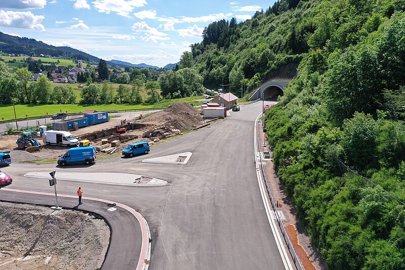 Die Bundesstraße mit der neuen Abzweigung nach Oberwinden ist fast fertig