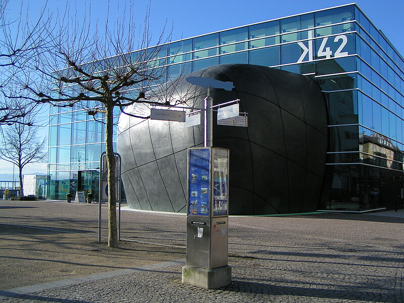 Medienhaus am See Friedrichshafen - Gebäude mit Veranstaltungs-Kiesel