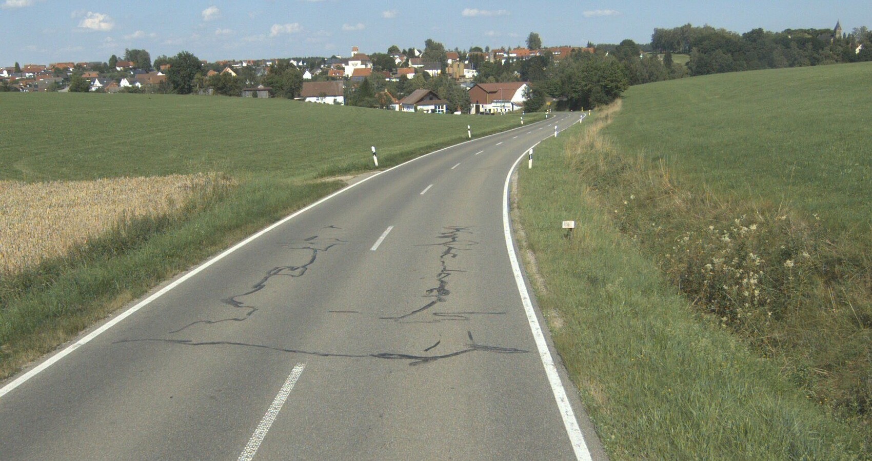 Das Bild zeigt die L 280 Heggbach - Schönebürg die entlang Wiesen und Feldern führt