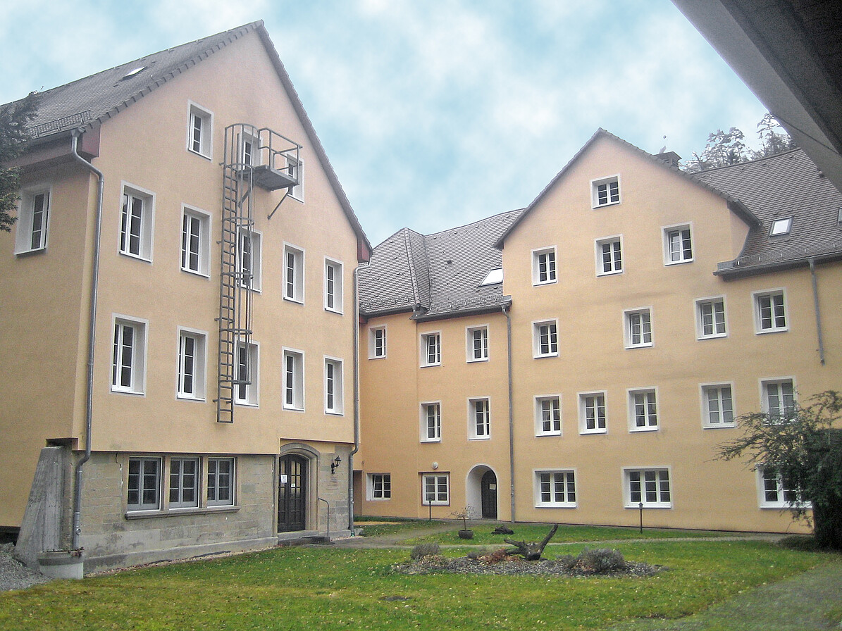 Ehemaliges Badgebäude, heute Emil-Schlegel-Klinik und Arztpraxis, Nord-Ost-Seite - 72108 Rottenburg-Bad Niedernau, Badstraße 83 - 85
