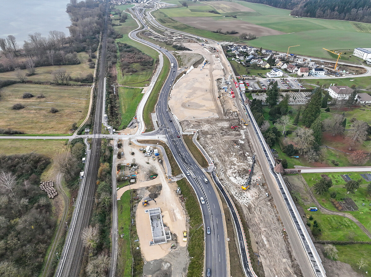 Links neben der Bundesstraße: Regenklärbecken 3; „helle Fläche“ oben: Vorkonsolidierung