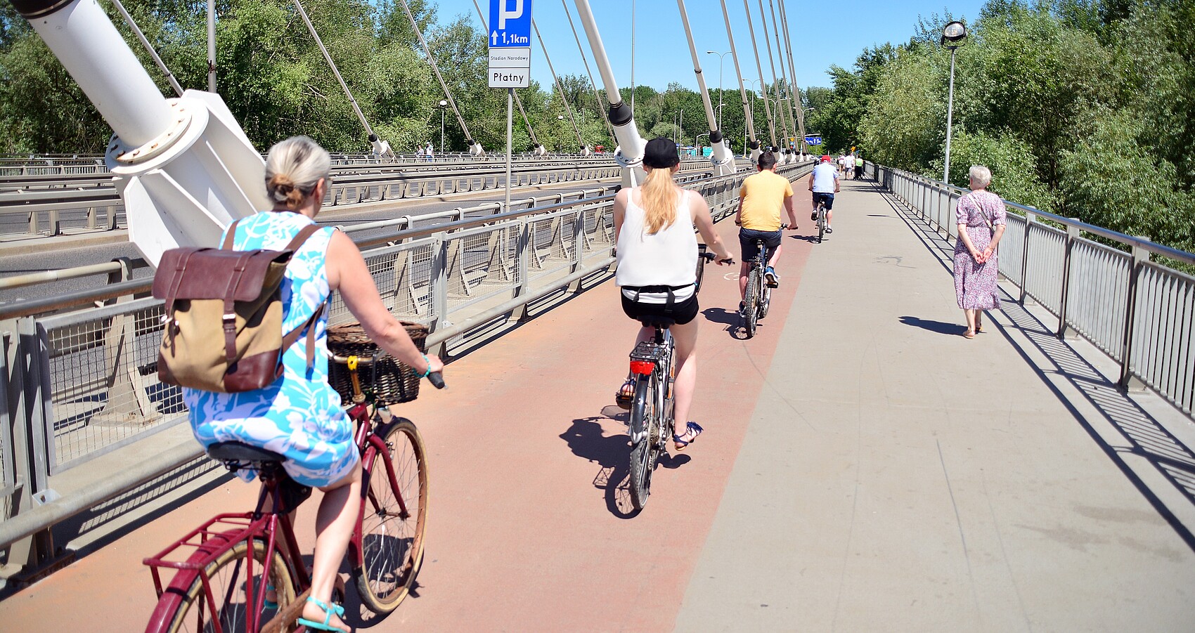 Geh- und Radwegbrücke mit Menschen auf Fahrrädern und Fußgängern