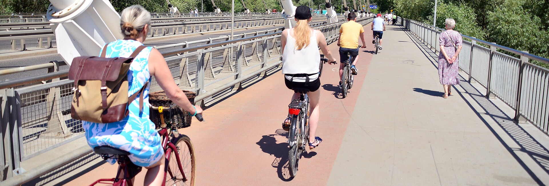 Geh- und Radwegbrücke mit Menschen auf Fahrrädern und Fußgängern