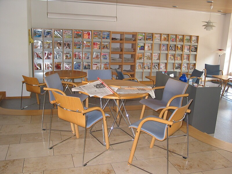 Lesecafé mit Zeitungen und Zeitschriften im Erdgeschoss der Stadtbücherei Tettnang 