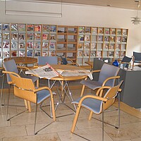 Lesecafé mit Zeitungen und Zeitschriften im Erdgeschoss der Stadtbücherei Tettnang 