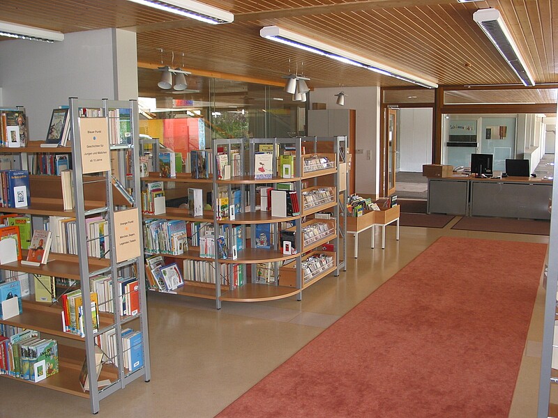 Gemeindebücherei Ertingen - Innenbereich mit Regalen und Verbuchungstheke