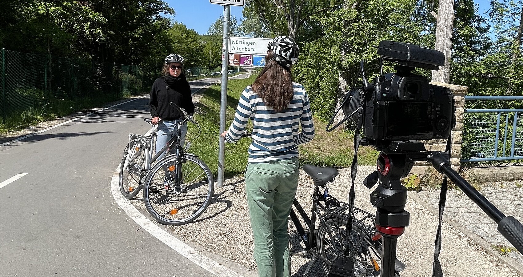 Interview der Radwegbeauftragten, Man sieht Tanja Idler mit einem Fahrrad gegenüber Frau Bierbaum stehen. Beide befinden sich auf einem Radweg.
