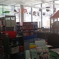 Blick in die Kinderbücherei der Zentralbibliothek Ulm mit Auskunfsplatz