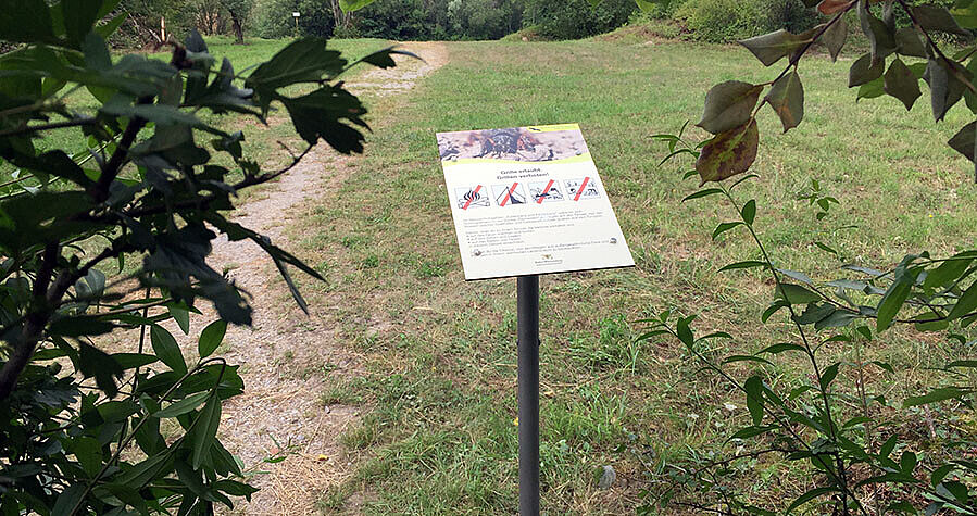 Schild "Grille erlaubt – Grillen verboten" im Naturschutzgebiet Kallenberg und Kaiserberg
