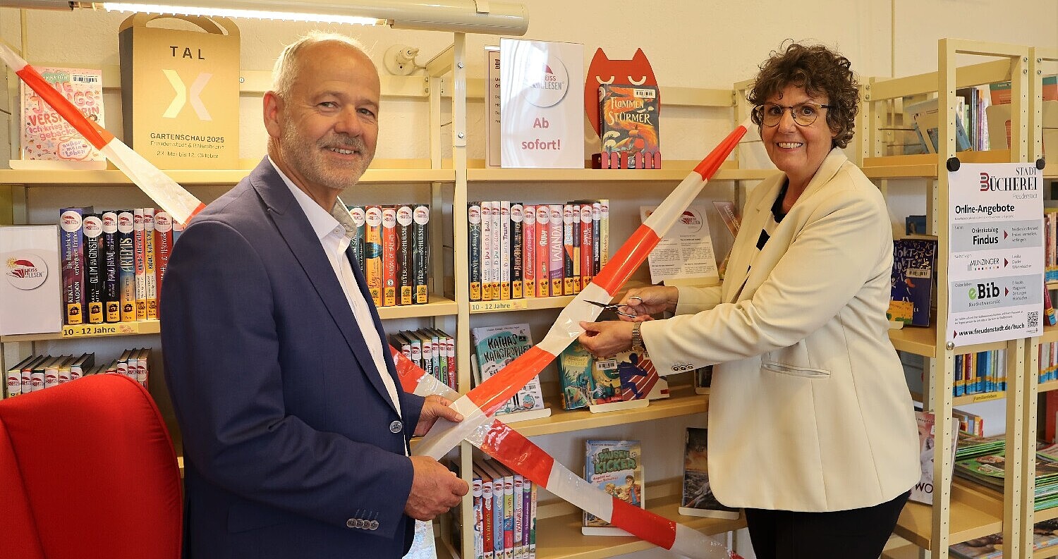 Auf diesem Bild sehen Sie die Regierungspräsidentin Sylvia M. Felder und Bürgermeister Wolfgang Fahrner bei der Bücherfreigabe für die diesjährige HEISS AUF LESEN-Aktion.