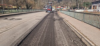 Auf diesem Bild sehen Sie die Beginn der Fräsarbeiten des Fahrbahnbelags.