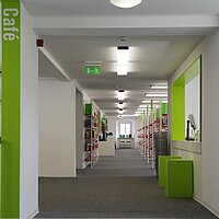 Blick vom Café über Verbuchungstheke in die Stadtbibliothek Bad Saulgau